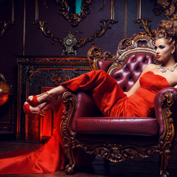 Jigsaw puzzle: Lady in chair