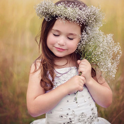 Jigsaw puzzle: Girl with a bouquet of flowers
