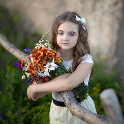 Jigsaw puzzle: Girl with a bouquet of summer