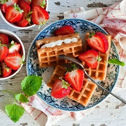 Jigsaw puzzle: Waffles with strawberries