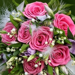 Jigsaw puzzle: Pink bouquet with lilies of the valley and feathers