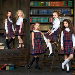 Jigsaw puzzle: Schoolgirls in the library