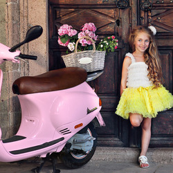 Jigsaw puzzle: Young lady transport