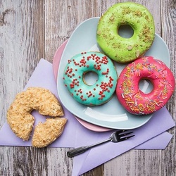 Jigsaw puzzle: Donuts with sprinkles