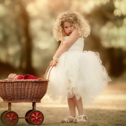 Jigsaw puzzle: Girl with a stroller
