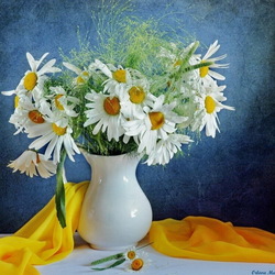 Jigsaw puzzle: Vase with daisies