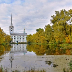 Jigsaw puzzle: Autumn looks into the church pond