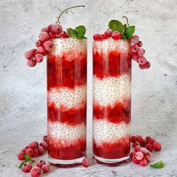 Jigsaw puzzle: Tapioca pudding with strawberries