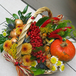 Jigsaw puzzle: Basket with autumn gifts
