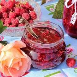 Jigsaw puzzle: Jar of raspberry jam
