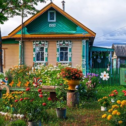 Jigsaw puzzle: house in flowers