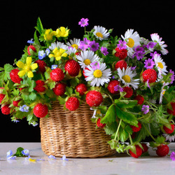 Jigsaw puzzle: Bouquet of flowers and strawberries
