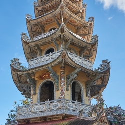 Jigsaw puzzle: Temple in Vietnam