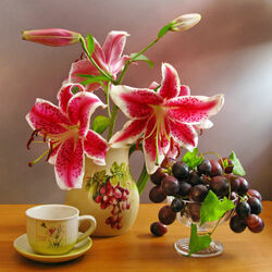 Jigsaw puzzle: Lilies and grapes