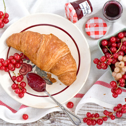 Jigsaw puzzle: Croissant with currants