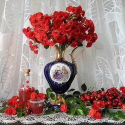 Jigsaw puzzle: Red roses in a painted vase