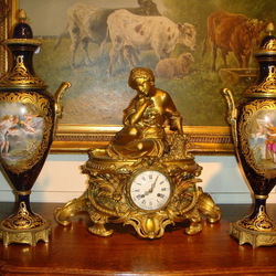 Jigsaw puzzle: Antique vases and clocks