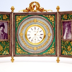 Jigsaw puzzle: Triptych with a clock