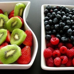 Jigsaw puzzle: Berries and kiwi