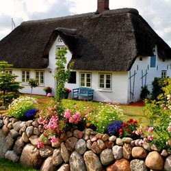 Jigsaw puzzle: Thatched roof house