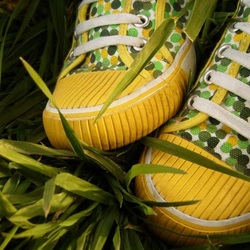 Jigsaw puzzle: Yellow sneakers