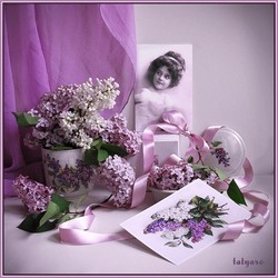 Jigsaw puzzle: Still life with a photo in lilac tones