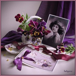 Jigsaw puzzle: Still life with a photo in purple tones