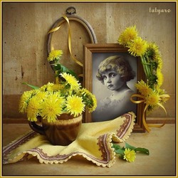 Jigsaw puzzle: Still life with a photo in yellow tones