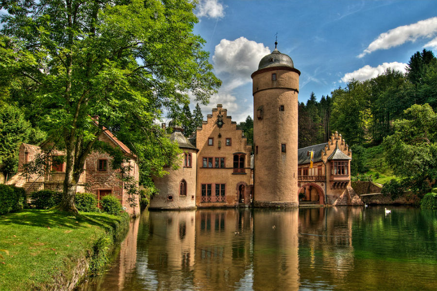 Jigsaw puzzle «Mespelbrunn Castle» - solve jigsaw puzzles online | PuzzleIt