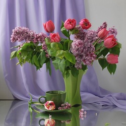 Jigsaw puzzle: Lilac and tulips in a green vase