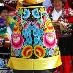Jigsaw puzzle: Peruvian folk costumes