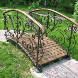 Jigsaw puzzle: Forged bridge in the park