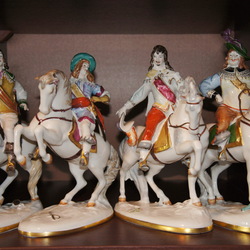 Jigsaw puzzle: Porcelain figurines. Musketeers