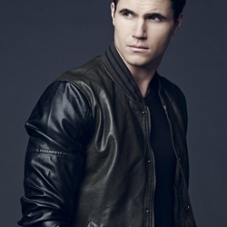 Jigsaw puzzle: Robbie Amell