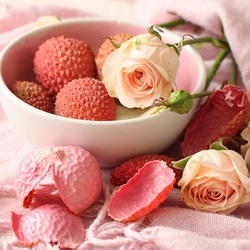 Jigsaw puzzle: Roses and lychees