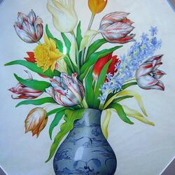 Jigsaw puzzle: Bouquet of tulips in a Chinese vase