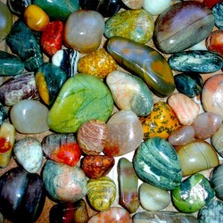 Jigsaw puzzle: Colored stones