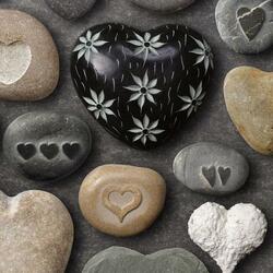Jigsaw puzzle: Stone hearts