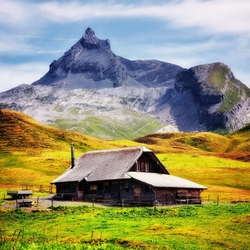 Jigsaw puzzle: House in the mountains