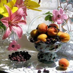 Jigsaw puzzle: Blackberries and apricots