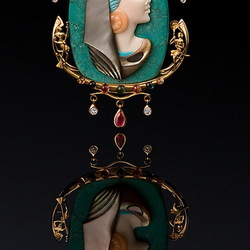 Jigsaw puzzle: Pendant with cameo 