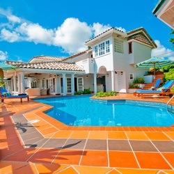 Jigsaw puzzle: Mansion with pool