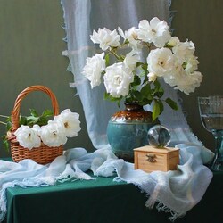 Jigsaw puzzle: Still life with white roses