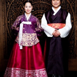 Jigsaw puzzle: Man and girl in korean costumes