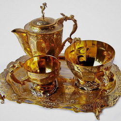 Jigsaw puzzle: Set of gilded dishes