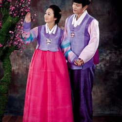 Jigsaw puzzle: Man and girl in korean costumes