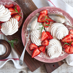 Jigsaw puzzle: Marshmallow and strawberry