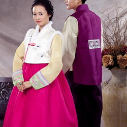 Jigsaw puzzle: Man and girl in korean costumes