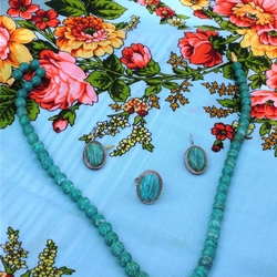 Jigsaw puzzle: Russian gems and Pavloposad shawls