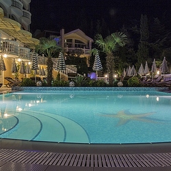Jigsaw puzzle: Crimea. Hotel with pool